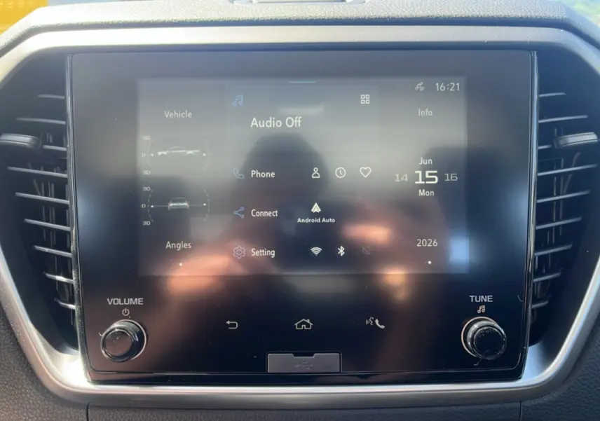 Écran tactile central du tableau de bord de l'Isuzu D-MAX 2.2 TD 164 Space Evolution, interface Android Auto visible.