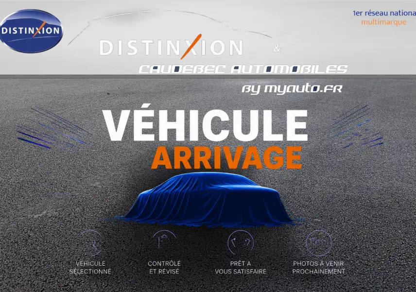 Voiture Renault Rafale E-Tech hybride noire sous une housse bleue, vue de face en extérieur sur sol bitumé.