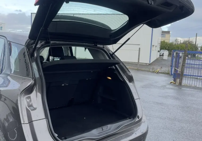 Tableau de bord intérieur de Citroën C4 Picasso 2017 avec écran tactile et commandes au volant visibles depuis le siège conducteur.