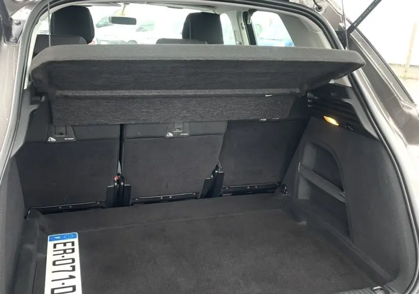 Vue plongeante sur la console centrale et siège avant gris foncé du Citroën C4 Picasso 2017, intérieur sobre.