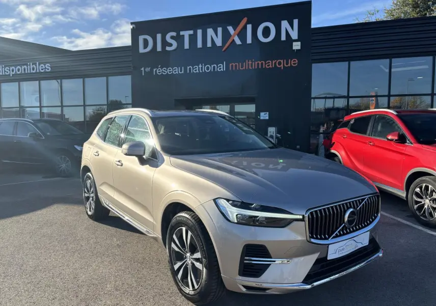 Volvo XC60 T6 Recharge argent crépuscule métal en 3/4 avant, avec calandre verticale et jantes alliage 18 pouces.