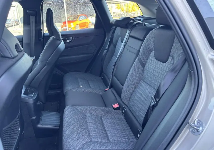 Vue intérieure côté droit des sièges arrière en tissu à motif écossais du Volvo XC60 2024 argent crépuscule métal.