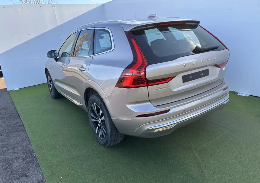 Vue 3/4 arrière droite du Volvo XC60 argent crépuscule métallisé avec feux arrière LED en forme de L inversé.