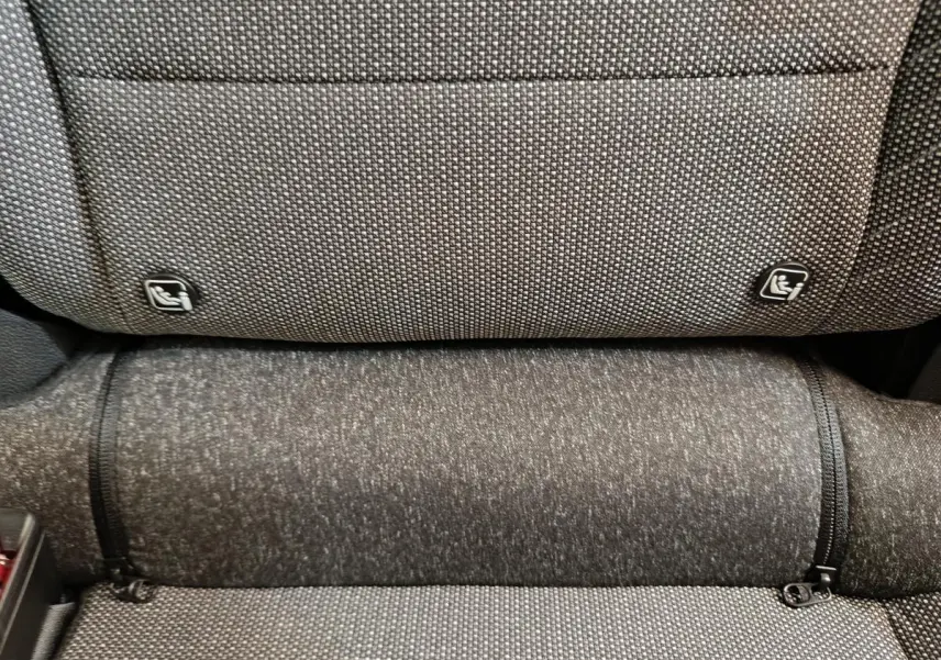 Gros plan sur la banquette arrière grise du Renault Captur 2025 avec fixation Isofix visible.