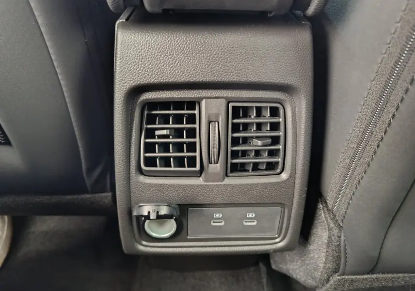 Vue rapprochée des aérateurs arrière et ports USB du Renault Captur Techno Eco-G gris foncé, intérieur noir.