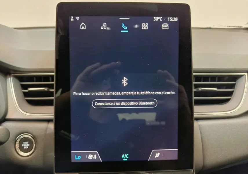 Écran tactile central allumé avec interface Bluetooth sur tableau de bord gris du Renault Captur 2025.