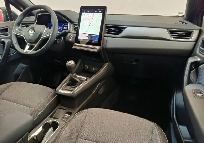 Intérieur du Renault Captur 2025 techno Eco-G, vue de face sur tableau de bord et écran tactile vertical.