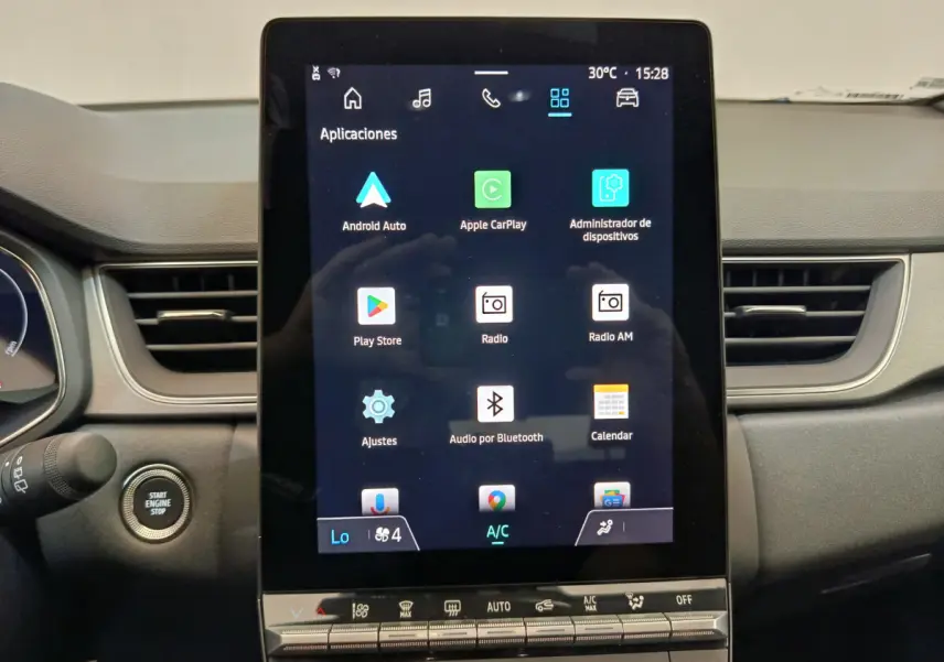 Écran tactile central affichant les applications multimédia du tableau de bord intérieur du Renault Captur gris foncé 2025.