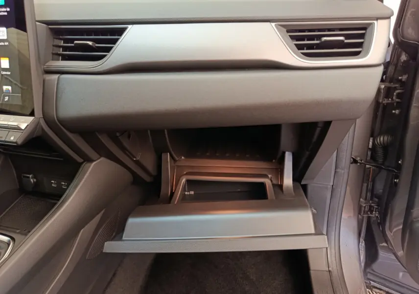 Gant de rangement ouvert côté passager dans l'habitacle gris foncé du Renault Captur Techno Eco-G 2025.