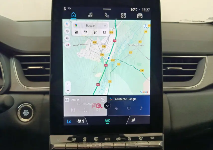 Écran tactile central 10,4 pouces du tableau de bord du Renault Captur 2025 avec navigation Google Maps affichée.