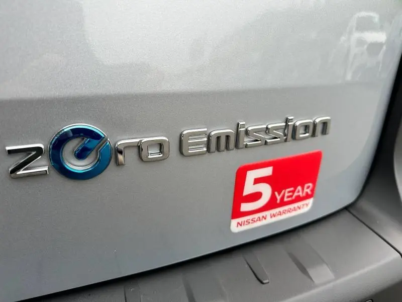 Gros plan sur l'arrière gris du Nissan Townstar électrique avec logo "Zero Emission" et autocollant garantie 5 ans.