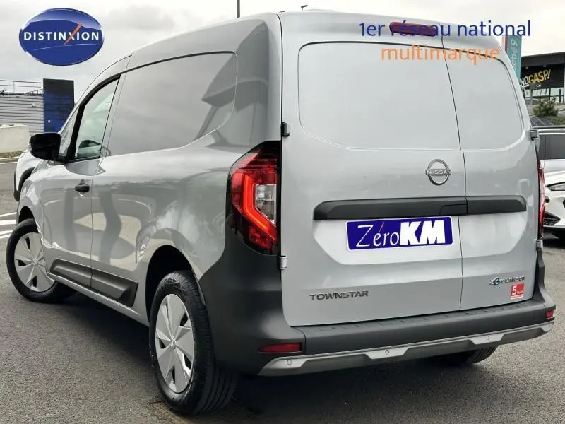 Vue 3/4 arrière droite d'un utilitaire Nissan Townstar gris électrique avec double portes arrière fermées.