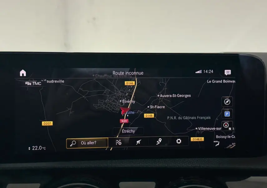 Écran tactile de navigation 10,3 pouces dans le tableau de bord d’une Mercedes Classe A 200 AMG Line gris foncé.