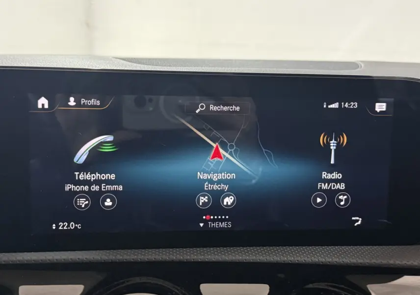 Écran tactile central de la Mercedes Classe A 200 AMG Line 2021 affichant navigation, téléphone et radio.