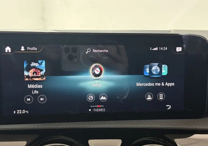 Écran tactile central de la Mercedes Classe A 200 AMG Line 2021 affichant médias et applications, intérieur noir.