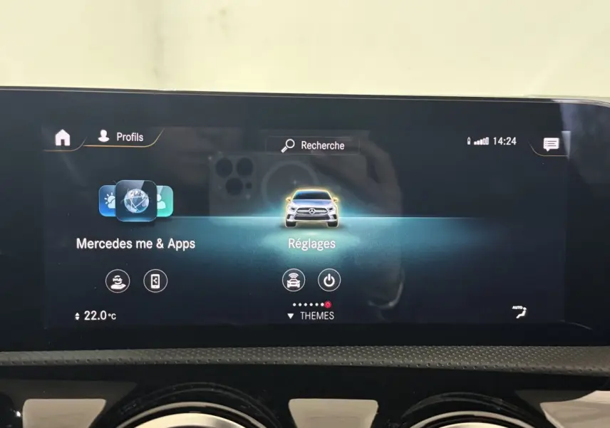 Écran tactile central de la Mercedes Classe A 200 AMG Line 2021 affichant le menu Réglages, intérieur noir.