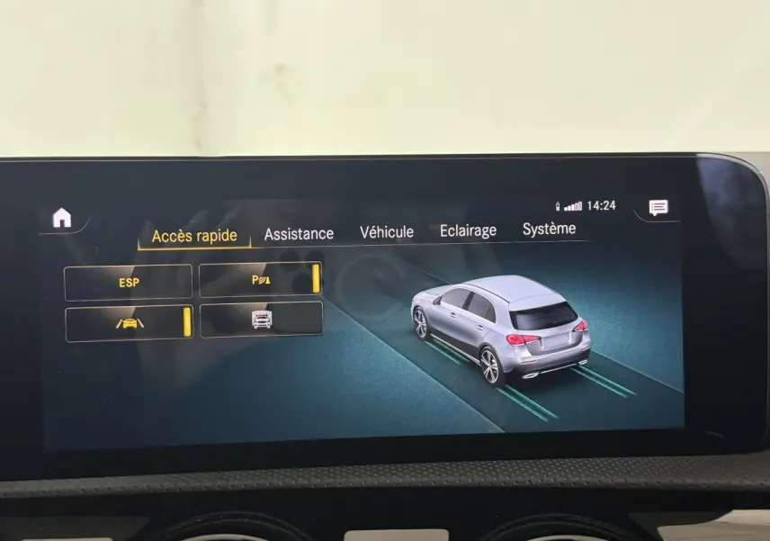 Écran tactile intérieur montrant l'interface d'assistance avec une Mercedes Classe A grise vue en 3/4 arrière.