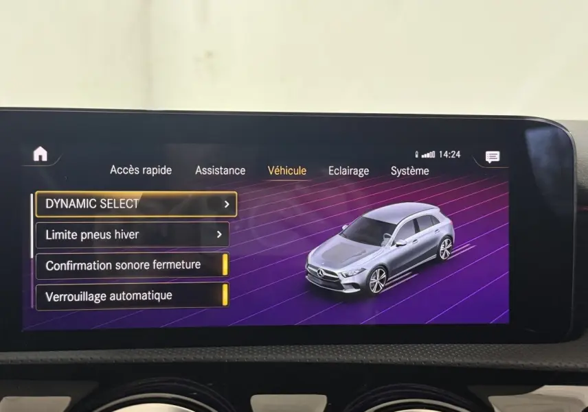 Écran tactile intérieur montrant une Mercedes Classe A gris foncé en vue 3/4 avant sur fond violet.