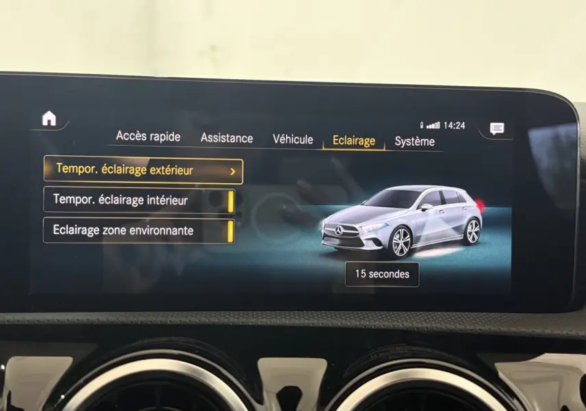 Affichage intérieur de la Mercedes Classe A 200 AMG Line 2021 montrant une vue 3/4 avant gris clair sur l'écran tactile.