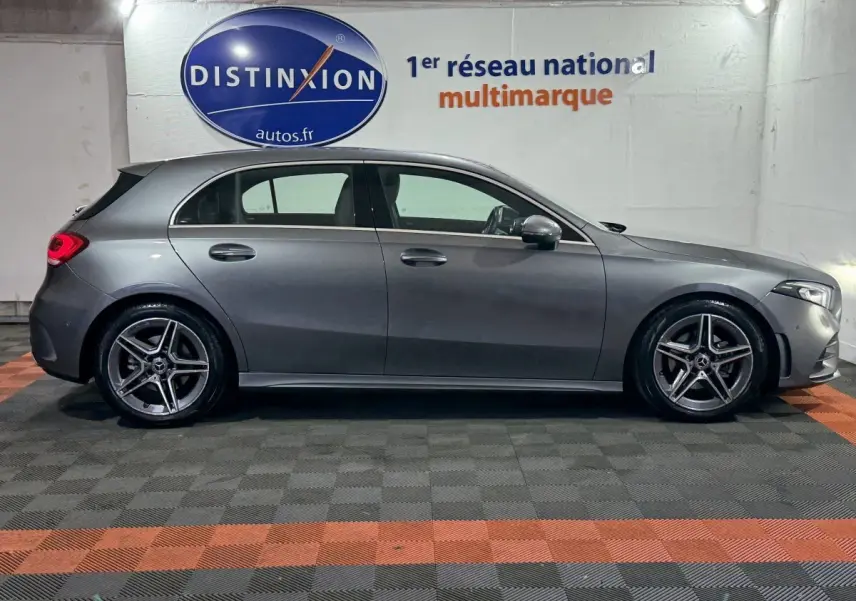 Mercedes Classe A 200 AMG Line gris foncé vue de profil côté gauche, avec jantes alliage et feux arrière LED visibles.
