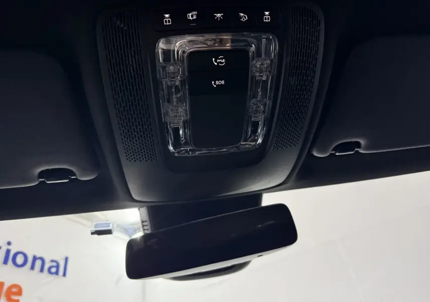 Vue en contre-plongée du plafonnier noir avec commandes SOS et assistance dans une Mercedes Classe A A 200 AMG Line gris foncé.