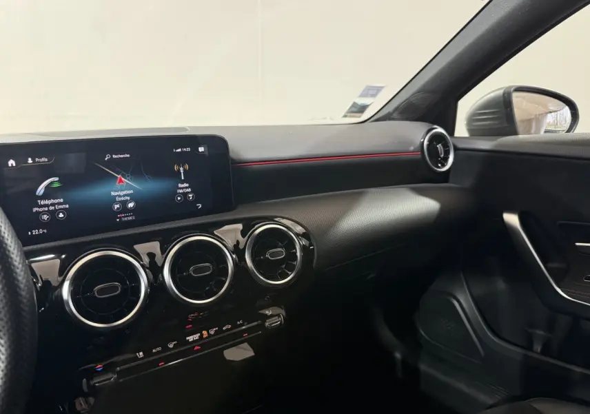 Vue intérieure côté passager de la Mercedes Classe A A 200 AMG Line 2021, tableau de bord noir avec écran tactile et aérateurs ronds.