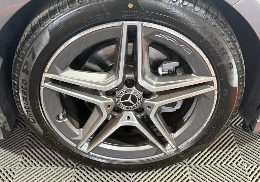 Gros plan sur la jante AMG grise et le pneu Pirelli Cinturato P7 d'une Mercedes Classe A A 200 AMG Line 2021.