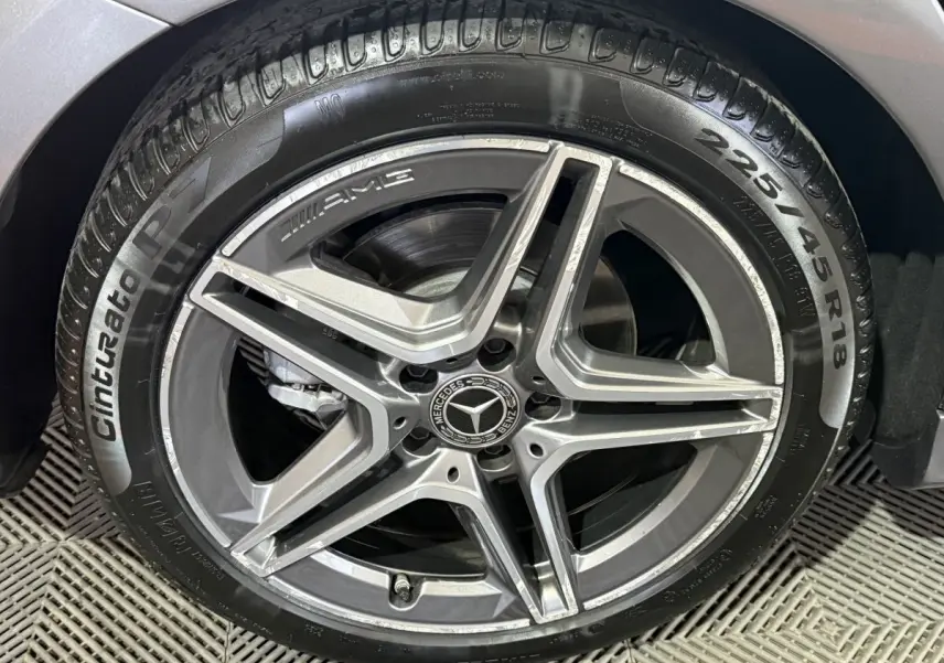 Gros plan sur la jante AMG gris foncé d’une Mercedes Classe A 200 AMG Line avec pneu Pirelli Cinturato P7.