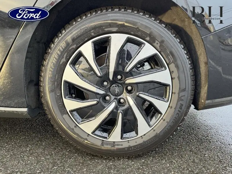 Gros plan sur la roue avant gauche de la Ford Focus SW noire avec jante alliage bicolore et pneu Michelin.