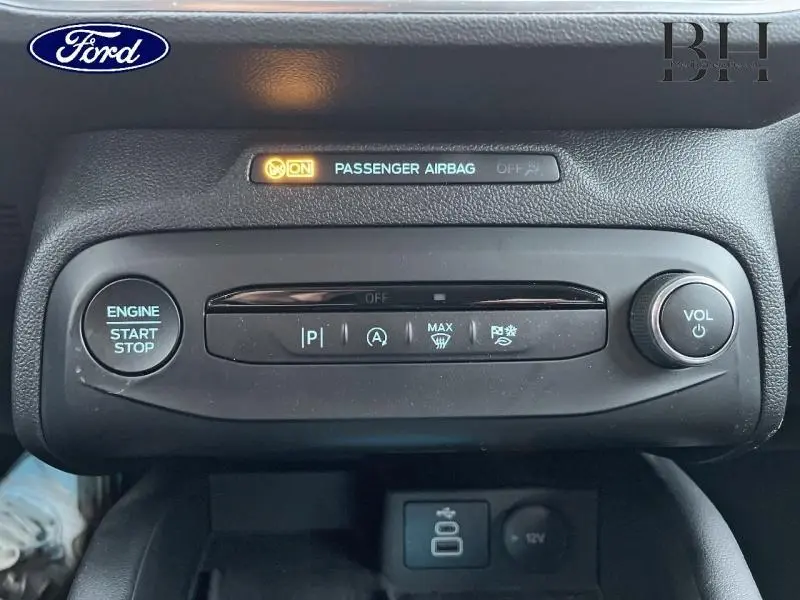 Vue rapprochée de la console centrale de la Ford Focus SW 2024, boutons de démarrage et volume visibles.