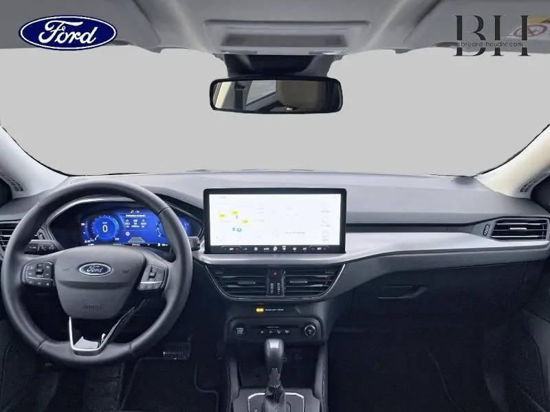 Vue intérieure avant du tableau de bord de la Ford Focus SW 2024, avec écran tactile central et volant cuir multifonction.