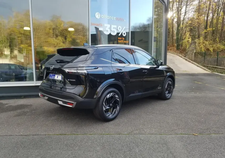 Nissan Qashqai 1.5 E-POWER noire en 3/4 arrière droit, avec toit panoramique et jantes alliage 18 pouces.