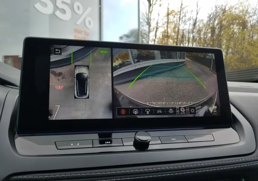 Écran central du Nissan Qashqai 2025 montrant la caméra de recul et la vue à 360° intérieure.