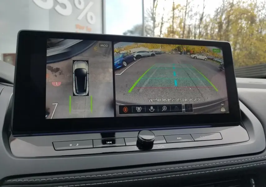 Écran central du Nissan Qashqai 2025 montrant la caméra 360° et la vue arrière en stationnement.