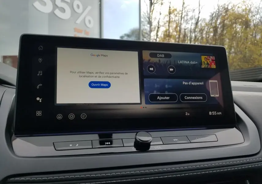 Écran tactile central du Nissan Qashqai 2025 affichant Google Maps et radio DAB, avec tableau de bord noir visible.