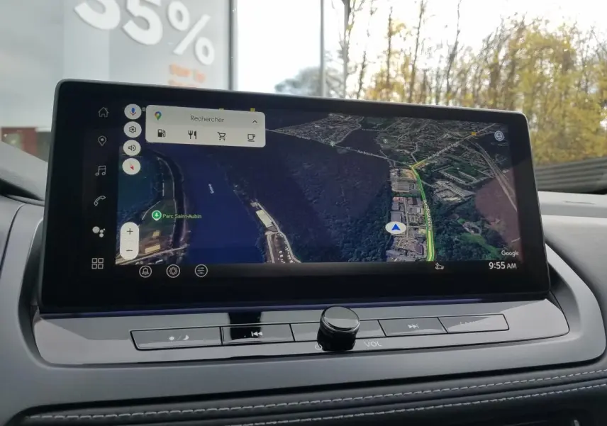 Vue intérieure du tableau de bord du Nissan Qashqai 2025, écran tactile affichant la navigation GPS.