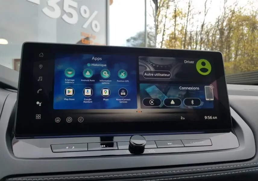 Écran tactile central du Nissan Qashqai 2025 avec interface NissanConnect et commandes intégrées.