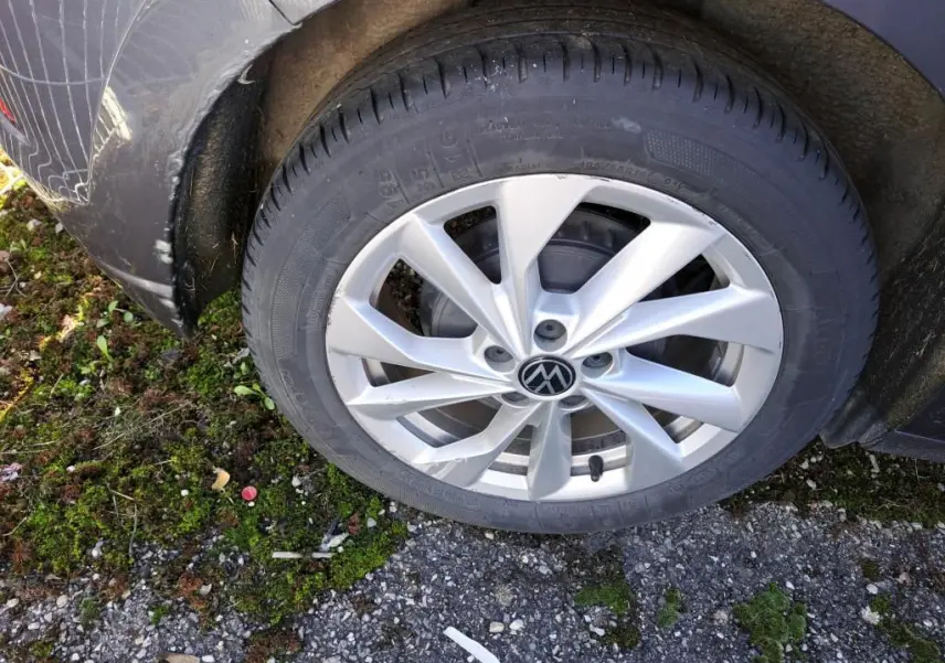 Gros plan sur la roue avant gauche grise d'une Volkswagen Polo 1.0 TSI 95 Style avec jante alliage Palermo 16 pouces.