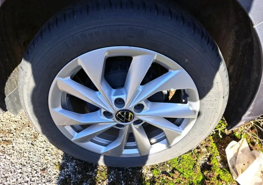 Gros plan sur la jante alliage 16 pouces Palermo argentée d'une Volkswagen Polo gris 2022, avec pneu Dynaxer.