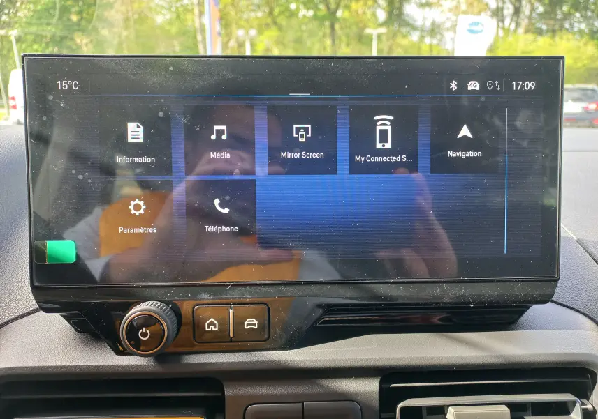 Écran tactile central de l’Opel Combo Life 2025 affichant les menus multimédia, navigation et téléphone, avec commandes en dessous.