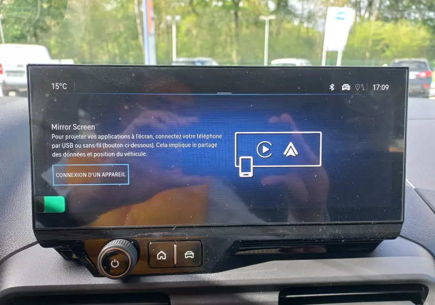 Écran tactile central de l’Opel Combo Life 2025 affichant l’interface Mirror Screen en intérieur véhicule.