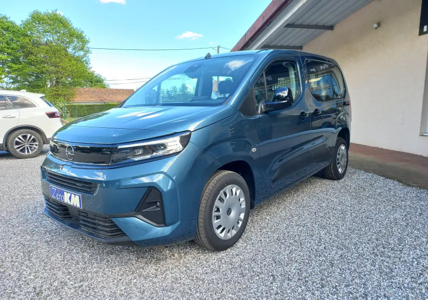 Vue 3/4 avant droite d'un Opel Combo Life bleu Kiama 2025 avec calandre noire et jantes acier.