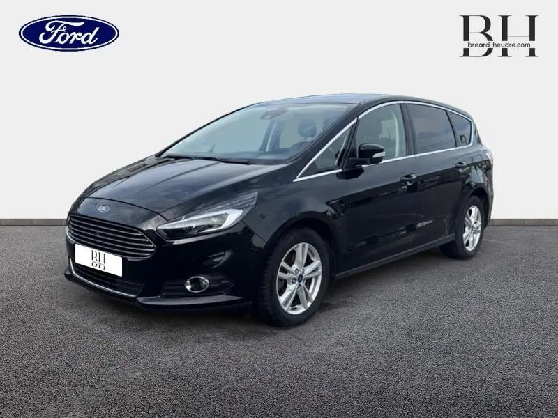 Ford S-MAX noir Mica Shadow vue 3/4 avant droit, mettant en valeur sa calandre chromée et ses phares LED dynamiques.
