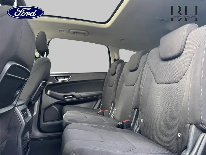 Vue intérieure côté droit des sièges arrière noirs du Ford S-MAX 2018 avec toit panoramique en verre.