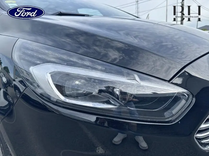 Gros plan sur le phare avant droit LED du Ford S-MAX 2018 en Mica Noir Shadow, soulignant son design moderne.