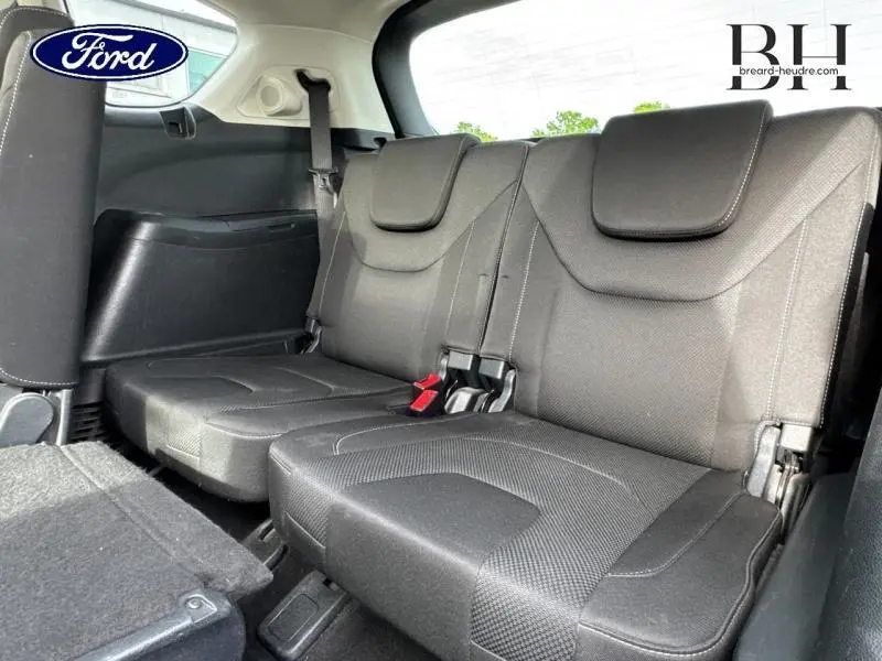 Vue intérieure sur la troisième rangée de sièges noirs du Ford S-MAX 2018, avec appuie-têtes et ceintures visibles.