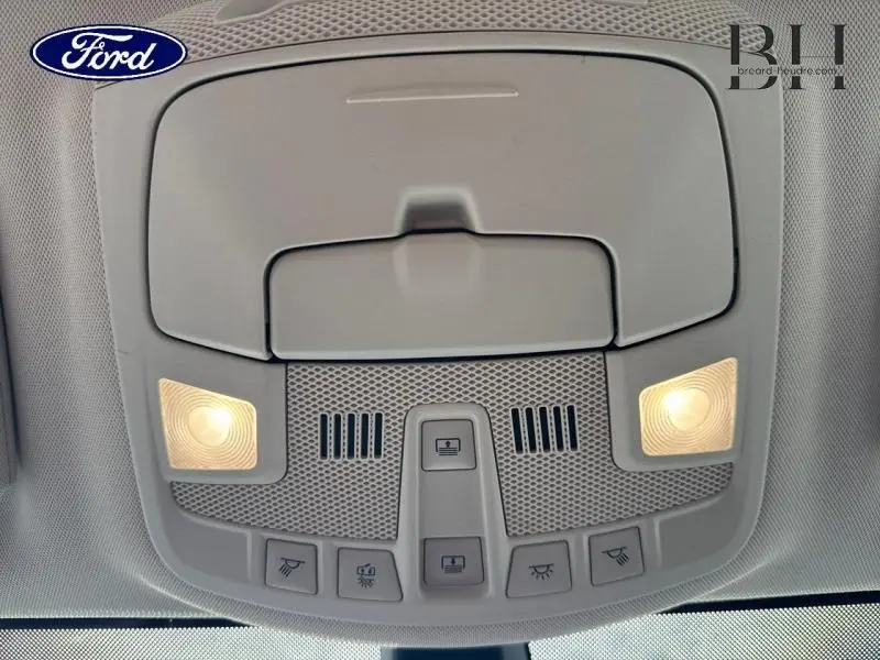 Plafonnier intérieur gris avec éclairage LED allumé, boutons de commande et micro dans un Ford S-MAX noir, vue de dessous.