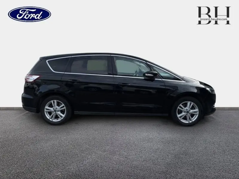 Ford S-MAX 2018 noir mica vue de profil côté gauche, jantes alliage et vitres arrière surteintées visibles.