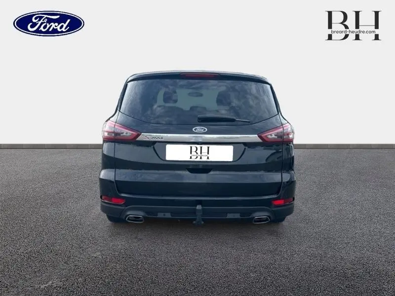 Vue arrière d'un Ford S-MAX 2018 noir mica Shadow avec feux LED et attelage de remorque visible.
