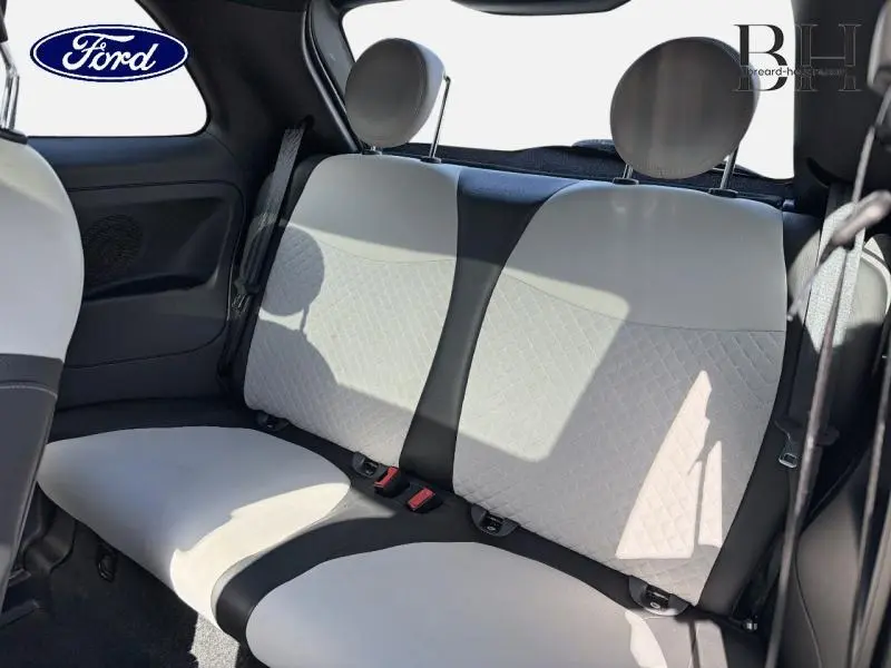 Vue intérieure de la banquette arrière bicolore blanche et noire de la Fiat 500 Electroclash Grey Métal.